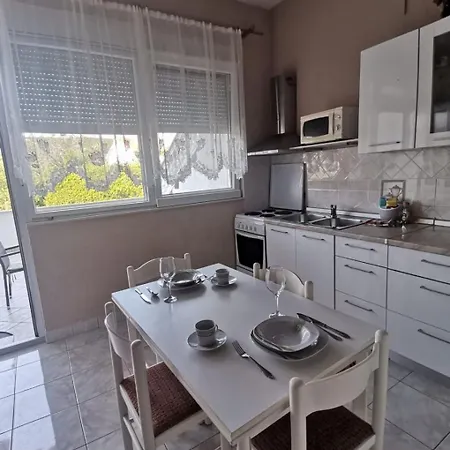 Mig - With Beautiful Garden Apartment