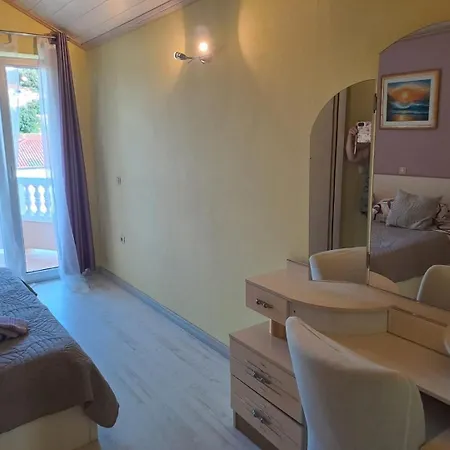 Mig - With Beautiful Garden Apartment