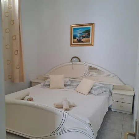 Mig - With Beautiful Garden Apartment *