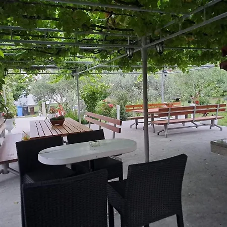 Mig - With Beautiful Garden Apartment