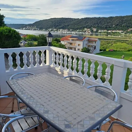 Mig - With Beautiful Garden Supetarska Draga